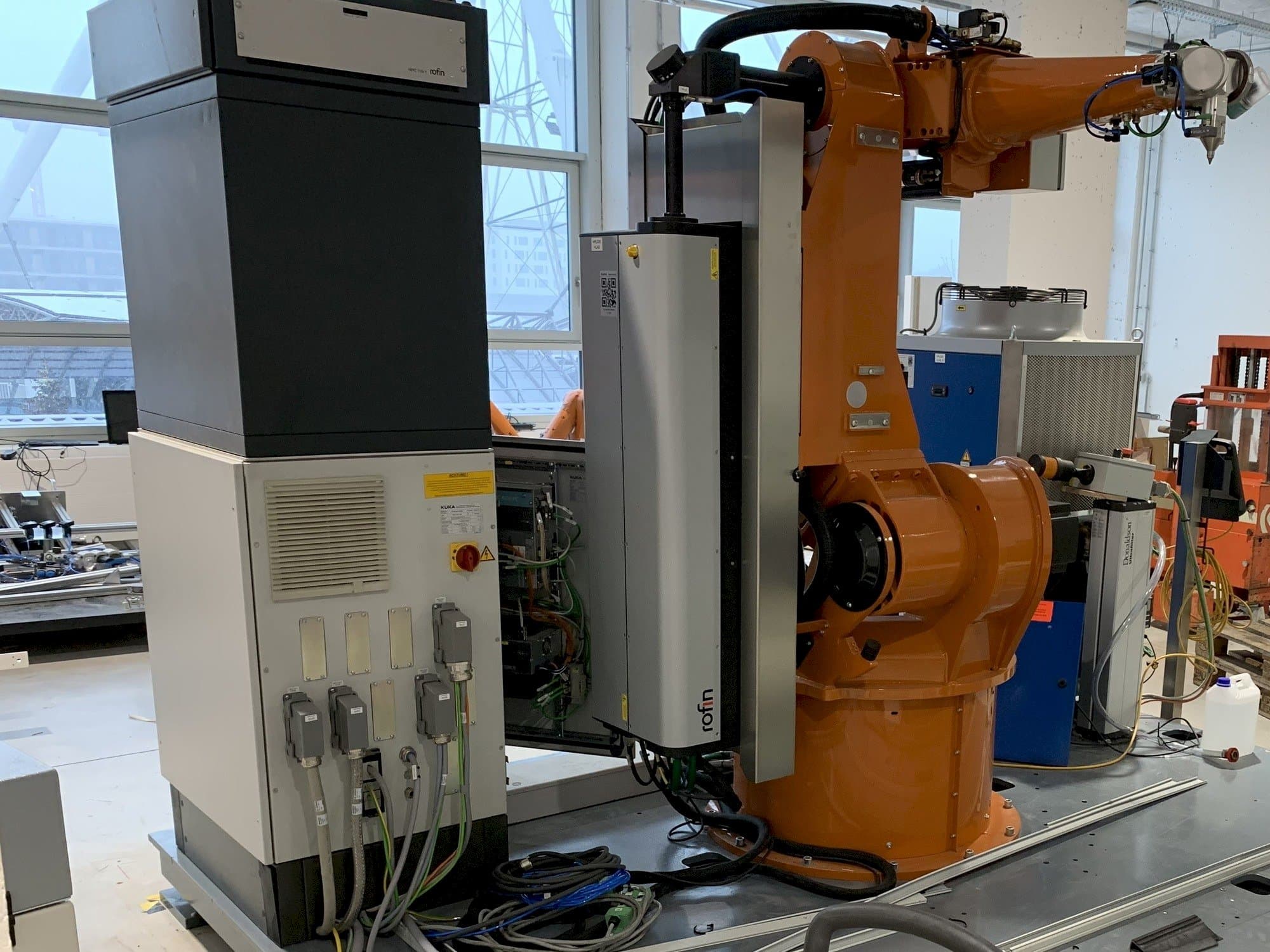 Vista Frontal da Reis Robotics Laserroboter RV6L máquina