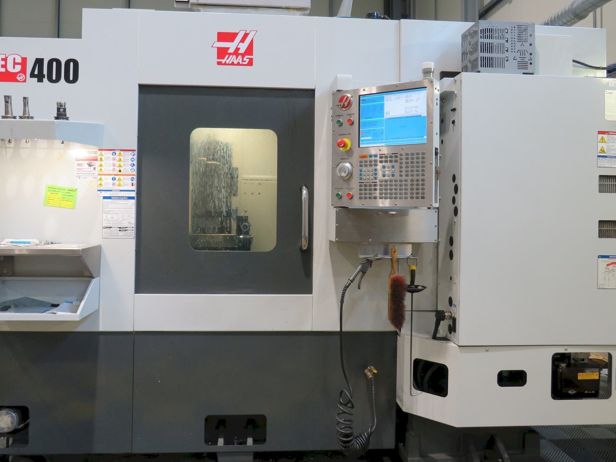 Vista Frontal da HAAS EC-400 máquina