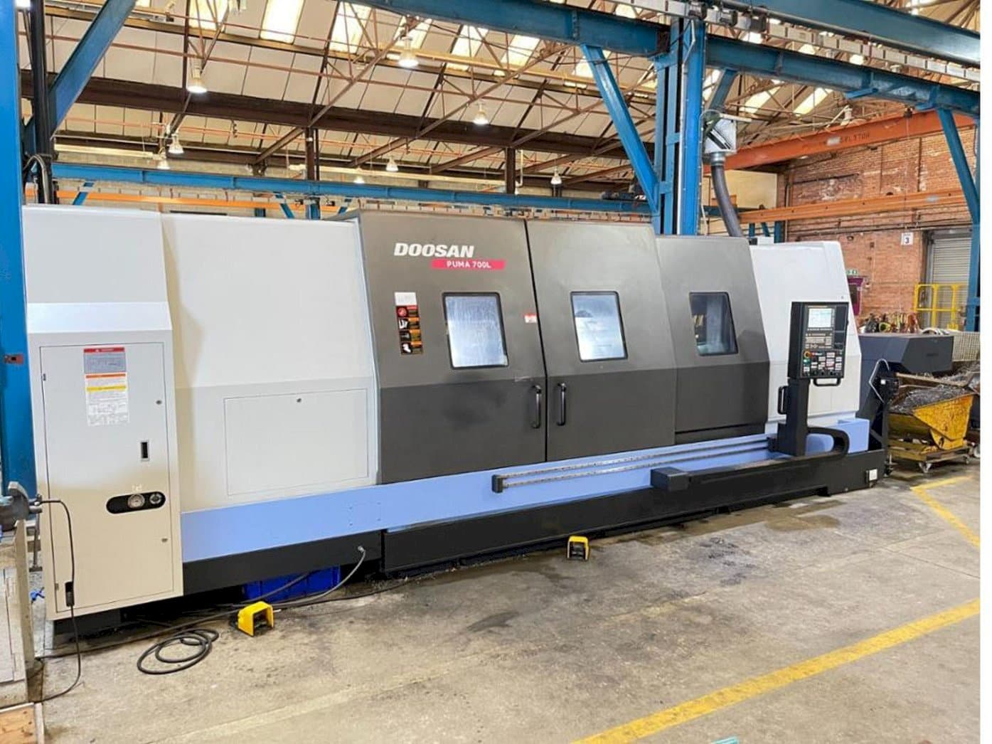Vista Frontal da Doosan Puma 700L máquina