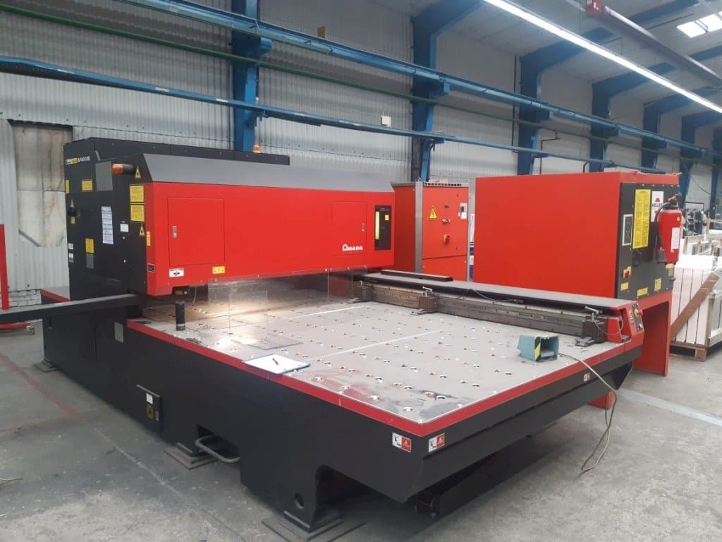 Vista Frontal da AMADA LC 2415 Alpha III máquina