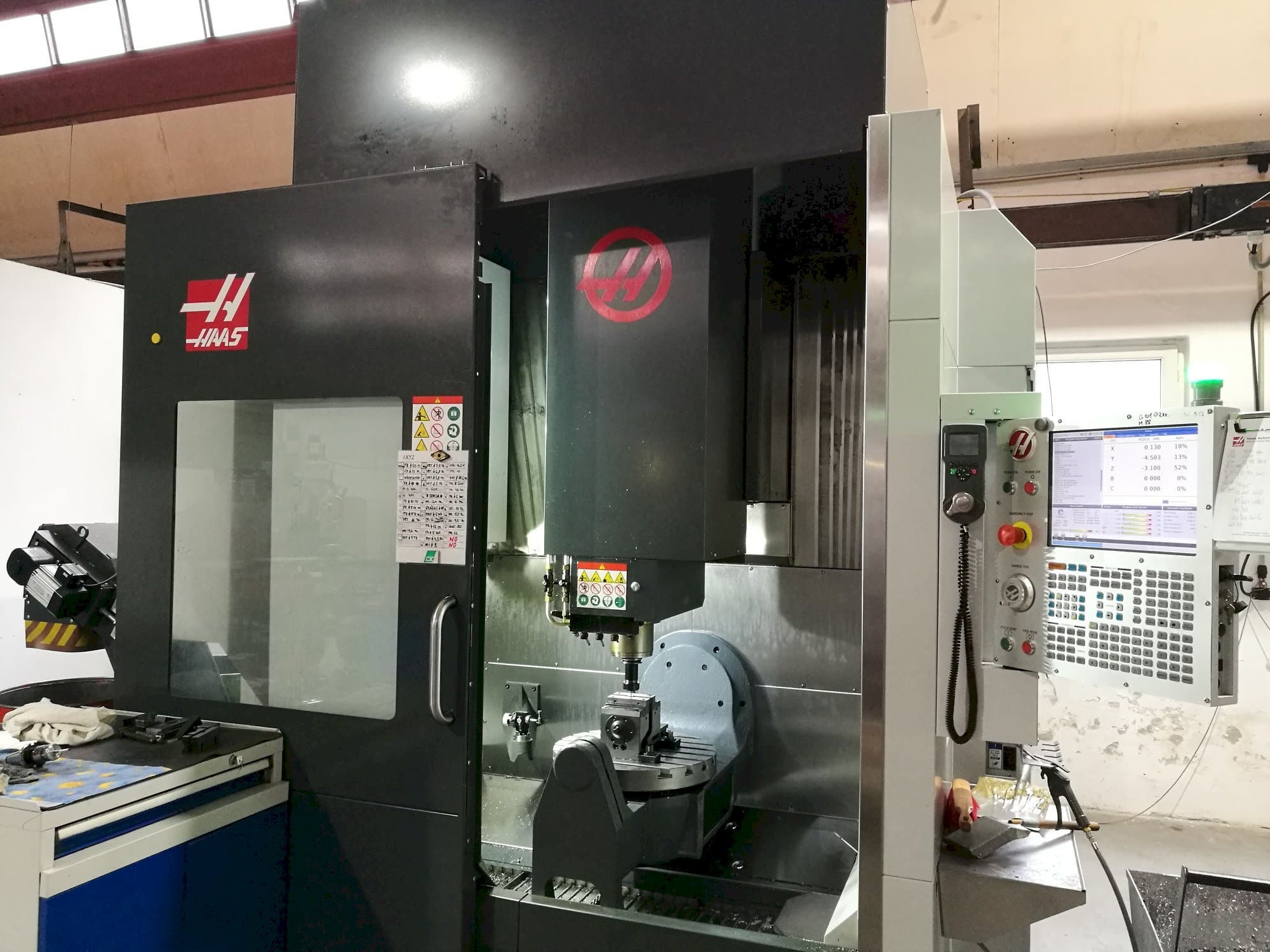 Vista Lateral Esquerda da HAAS UMC - 750 máquina