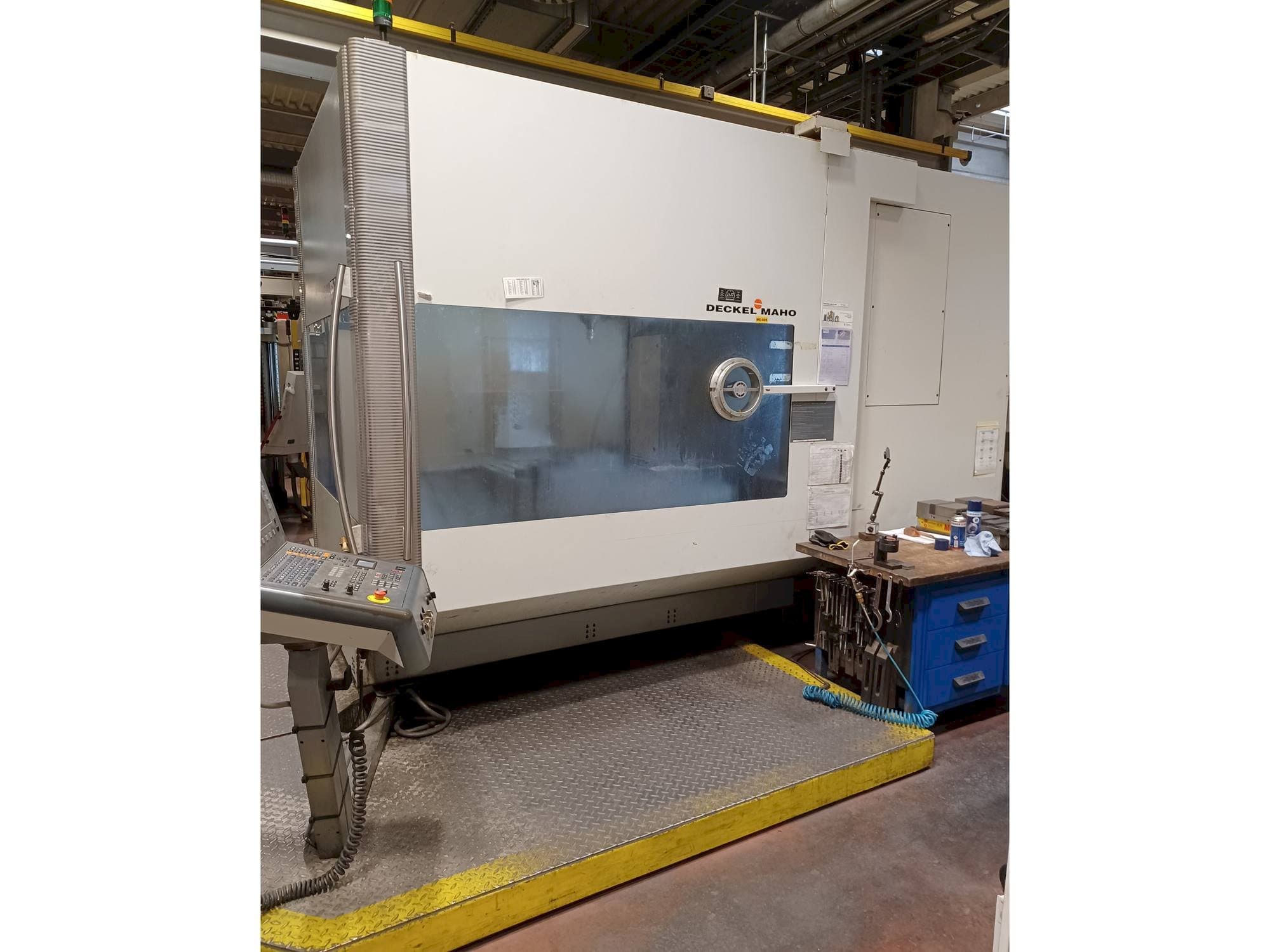 Vista Frontal da DECKEL MAHO DMU 125 T hi-dyn máquina
