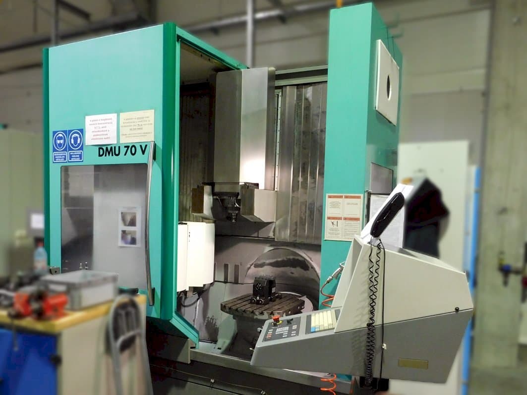 Vista Frontal  da DMG DMU 70 V  máquina