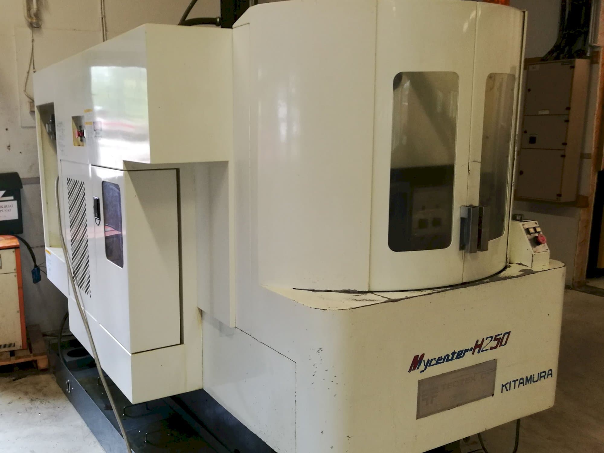 Vista Lateral Direita  da Kitamura Mycenter H250  máquina