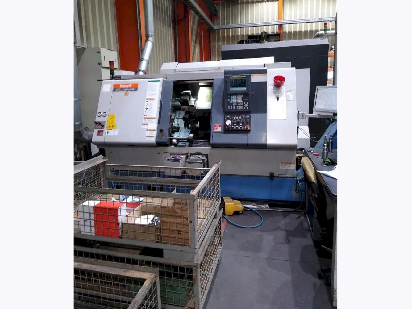 Vista Frontal da Mazak SQT-250 MSY máquina