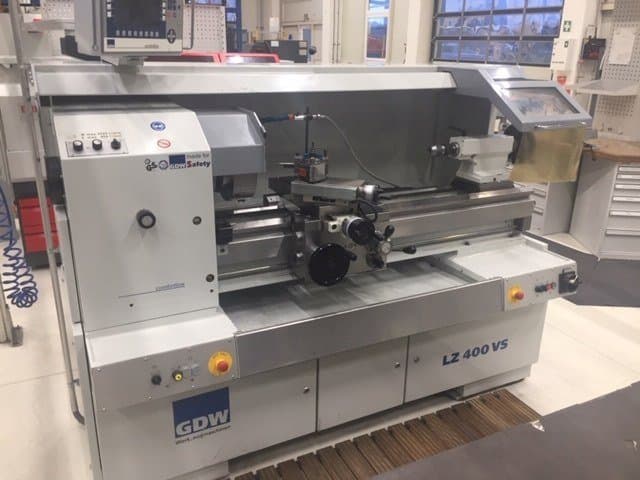 Vista Frontal da GDW LZ400 VS máquina