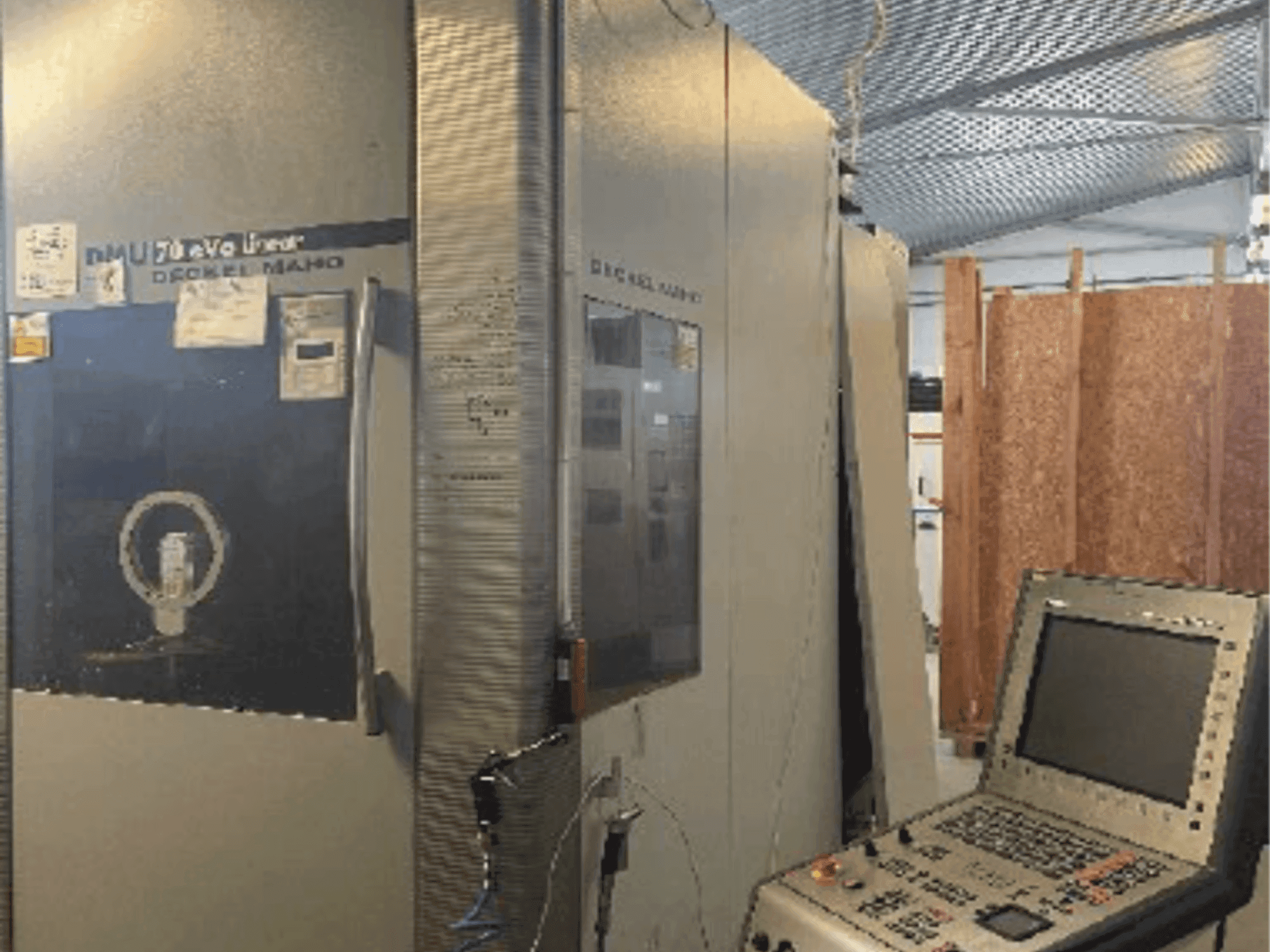 Vista Frontal  da DMG DECKEL MAHO DMU 70 eVo  máquina