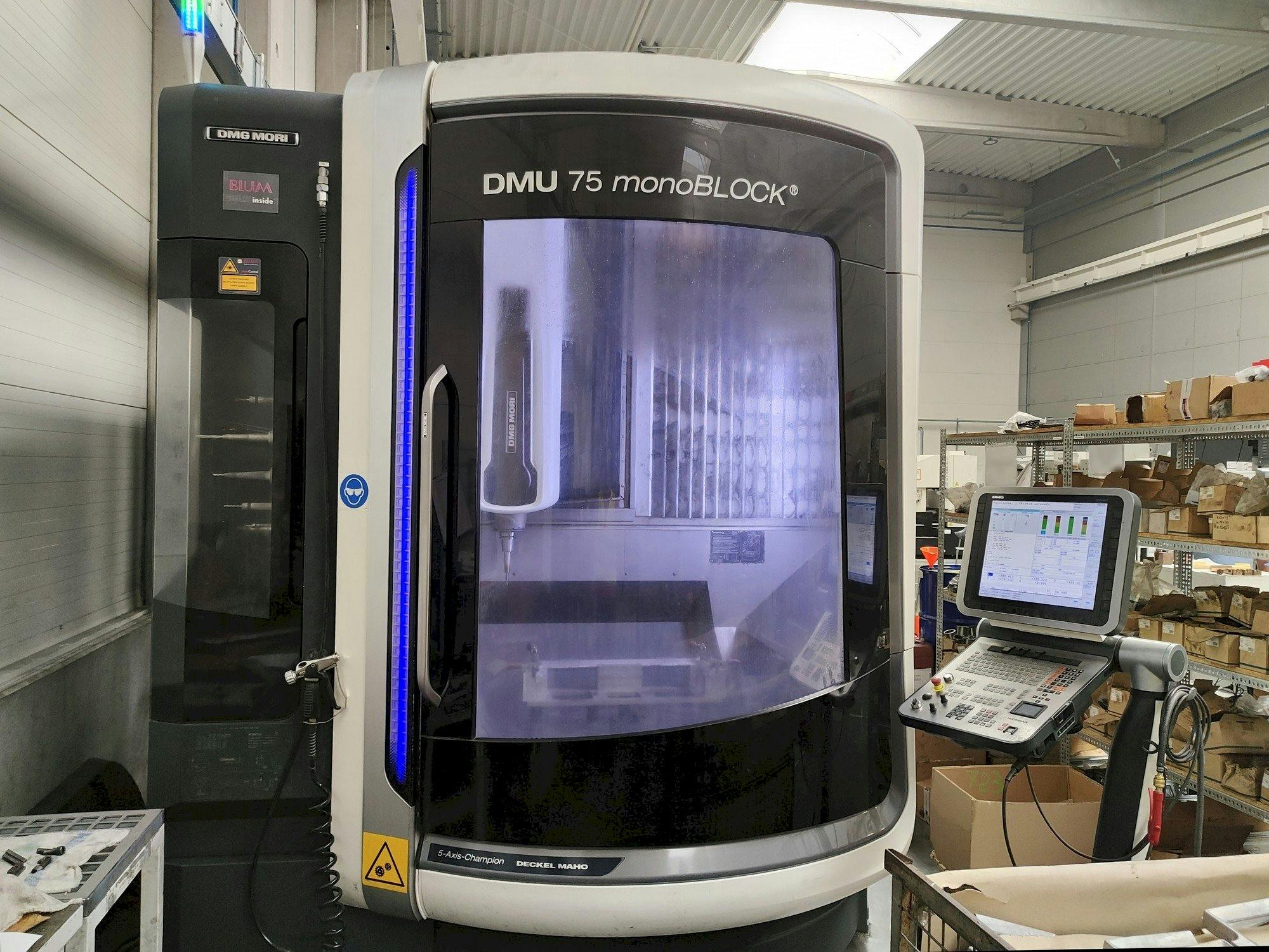Vista Frontal  da DMG MORI DMU 75 monoBLOCK  máquina