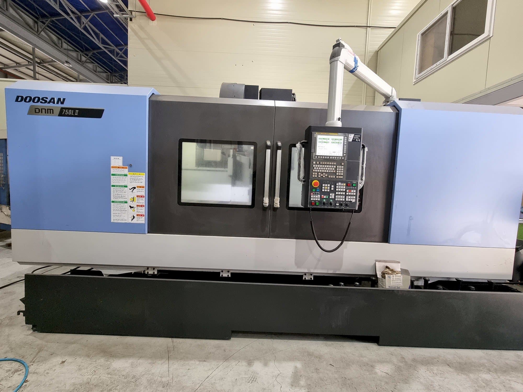Vista Frontal da Doosan DNM 750L II máquina