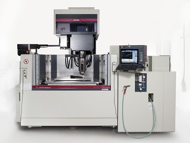 Vista Frontal da Mitsubishi FA 30S Advance máquina