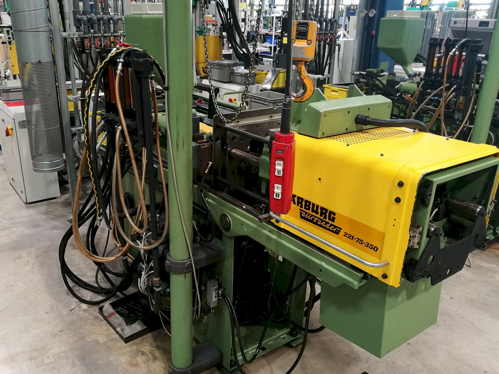 Vista Direita da Arburg Allrounder 221-75-350 máquina