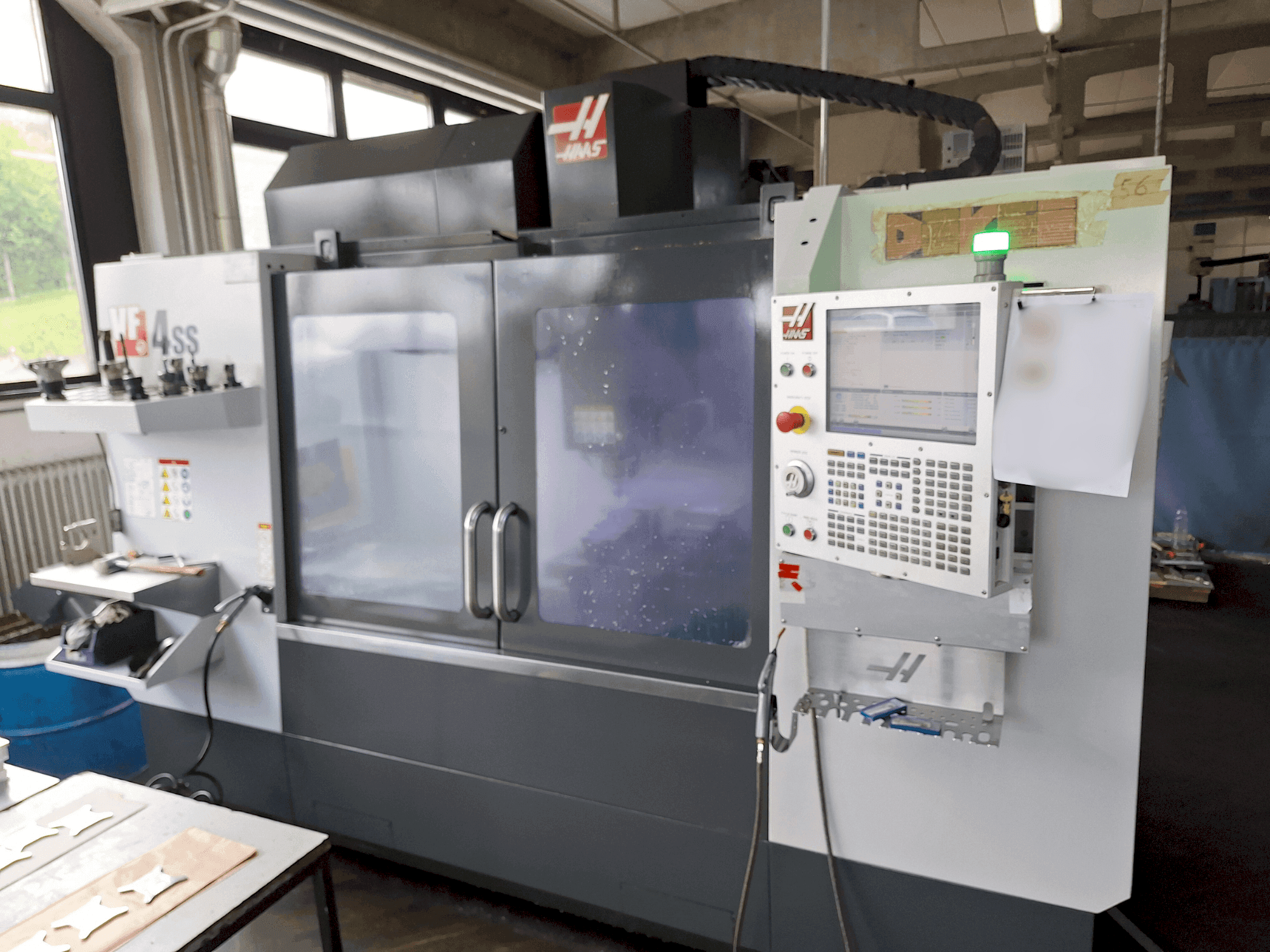 Vista Frontal da HAAS VF-4SS máquina