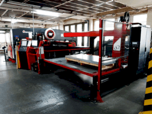 Vista Frontal da AMADA EMK 3610NT máquina