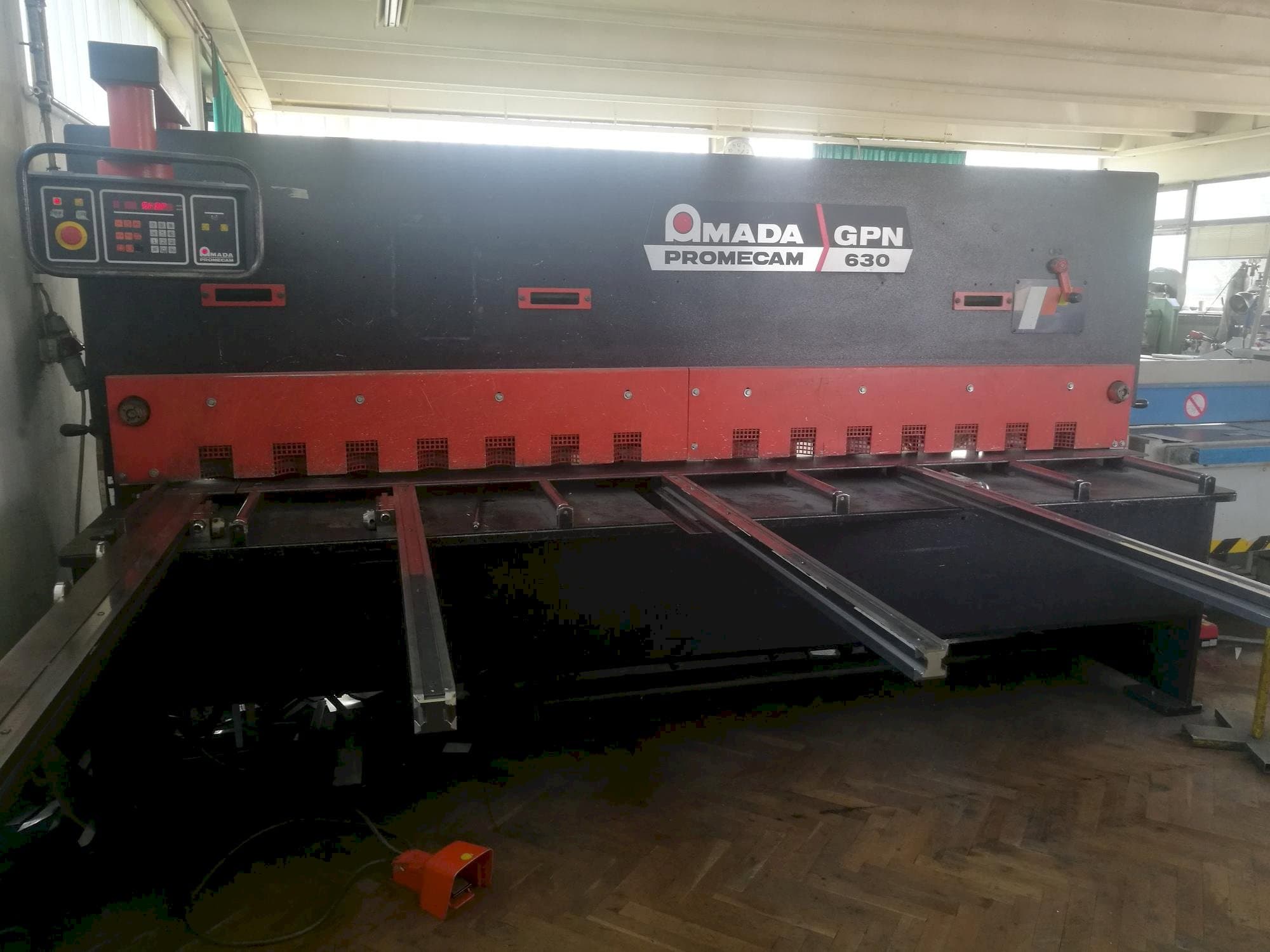 Vista Frontal  da AMADA Promecam GPN 630  máquina