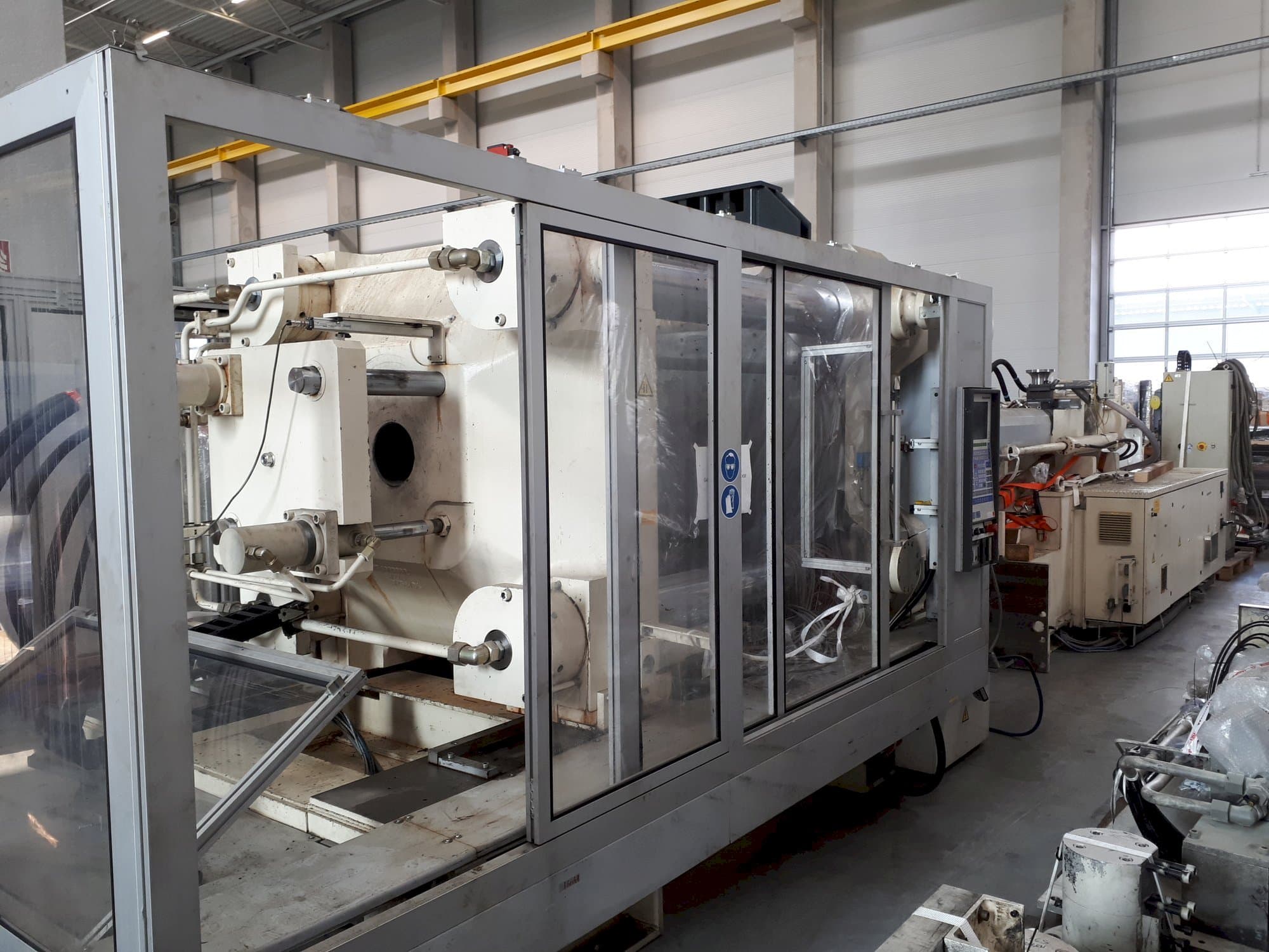 Vista Frontal da Krauss Maffei 650-2700 C1 máquina