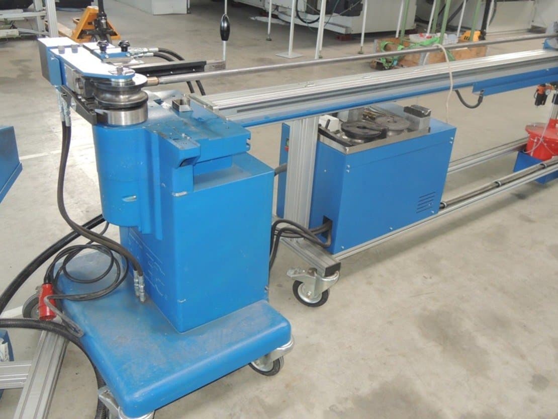 Vista Frontal  da JUTEC 5030  máquina