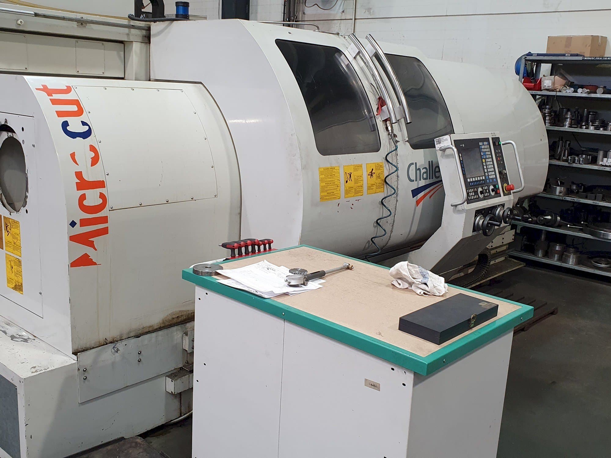 Vista Frontal  da MICROCUT BNC-2280X  máquina