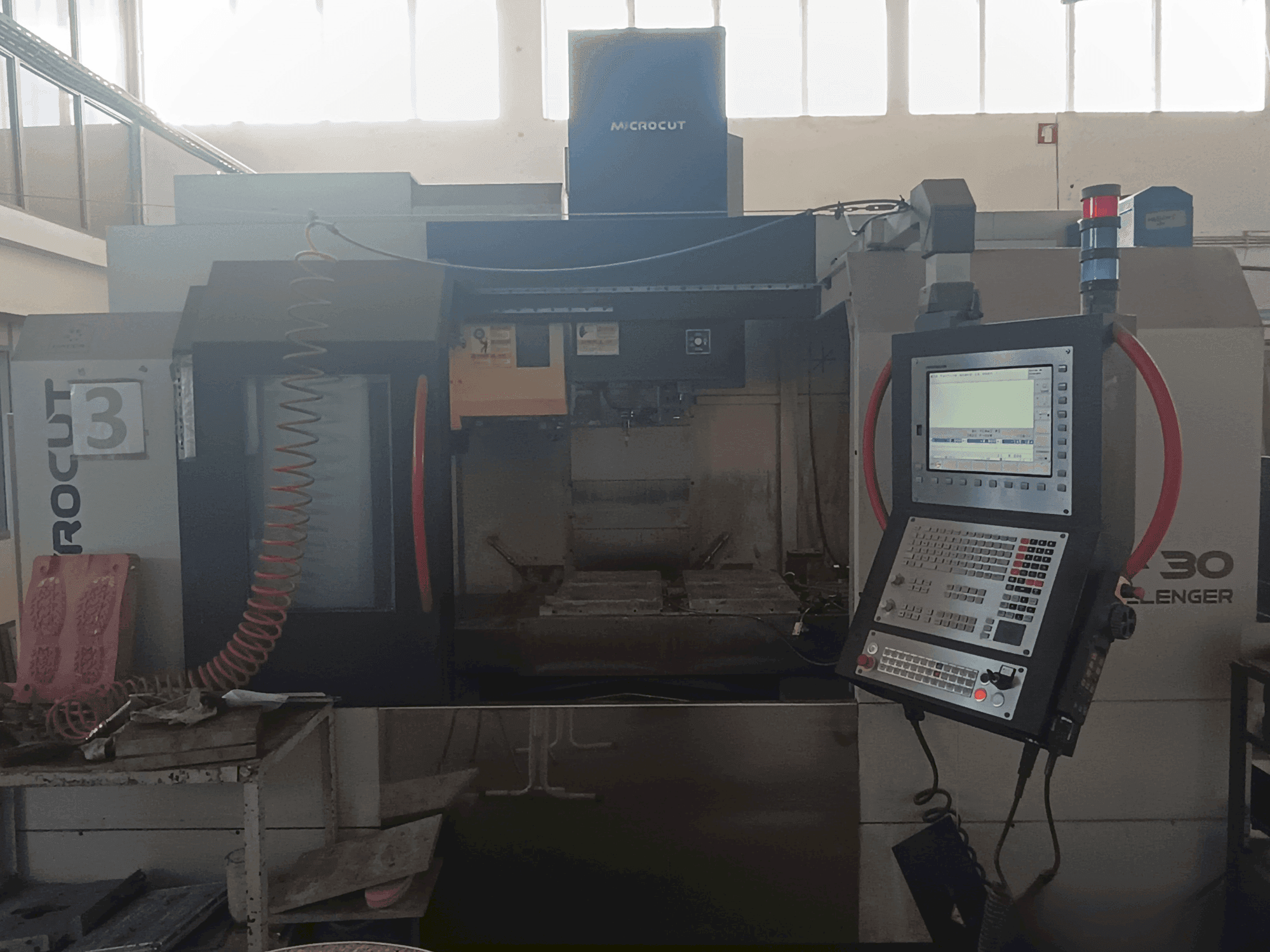 Vista Frontal da MICROCUT V-30 Challenger máquina