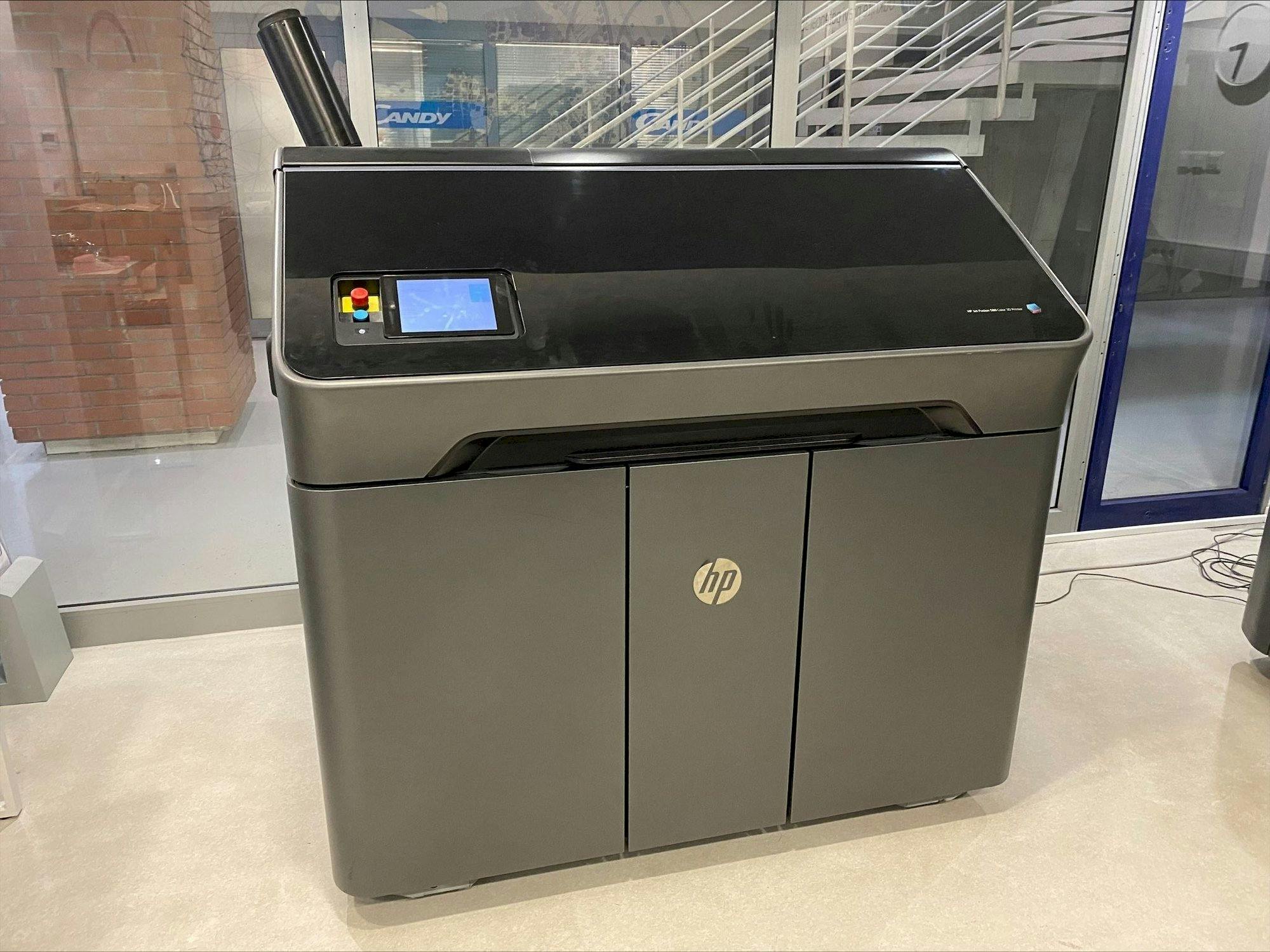 Vista Frontal  da HP Jet Fusion 580 Color 3D printer M2K85A  máquina