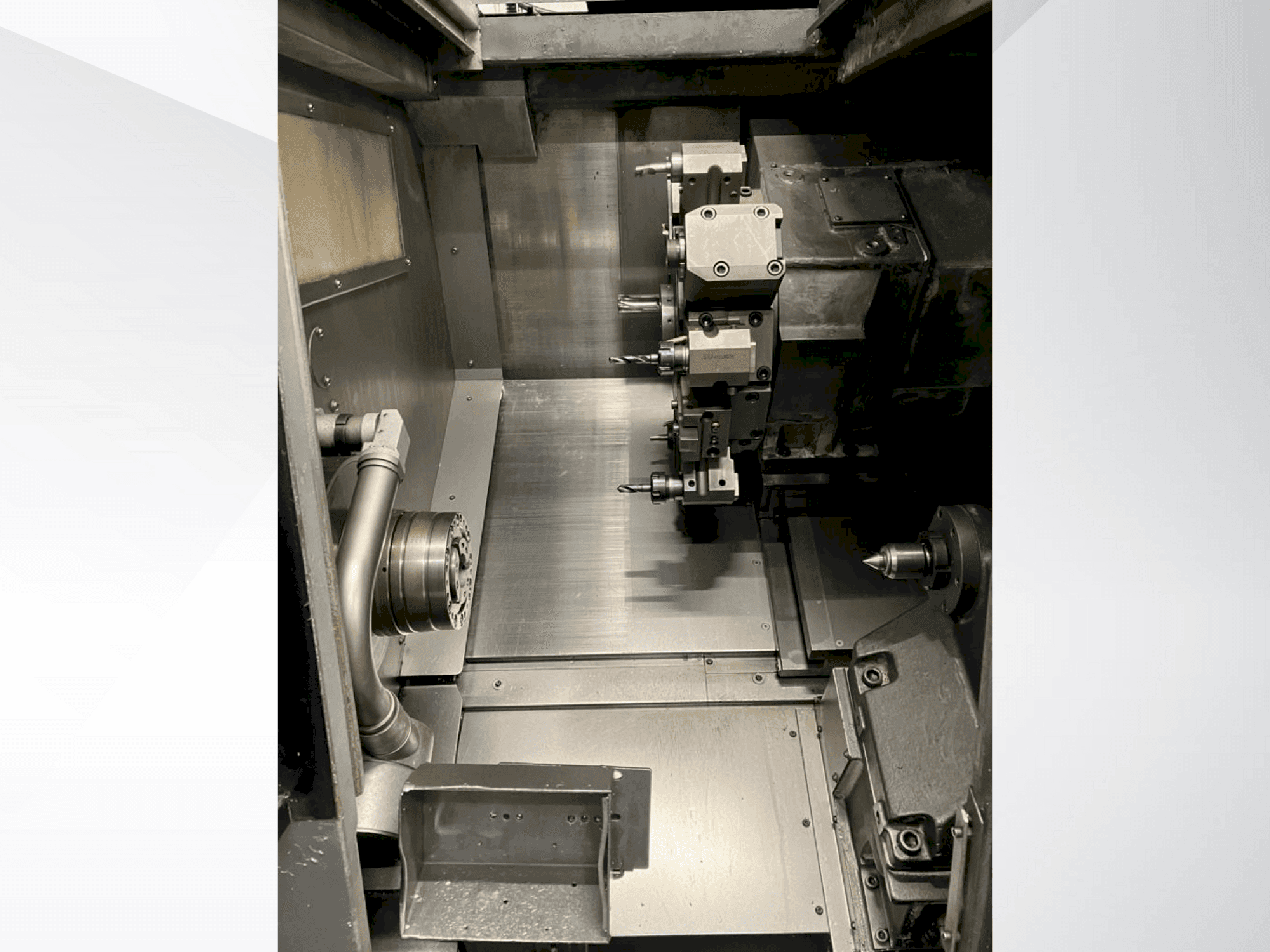 Vista Frontal da Okuma LB2000EXII MC máquina