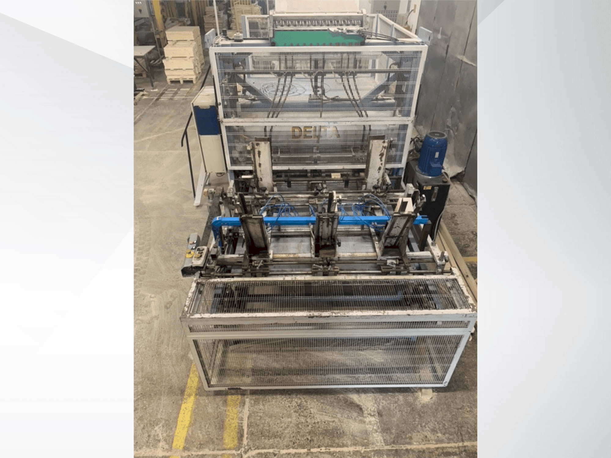 Vista Frontal da DELTA pallet nailing machine line máquina