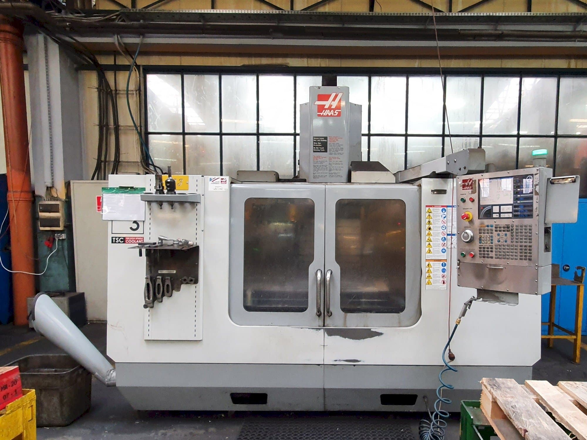 Vista Frontal  da HAAS VF-3 BHE  máquina