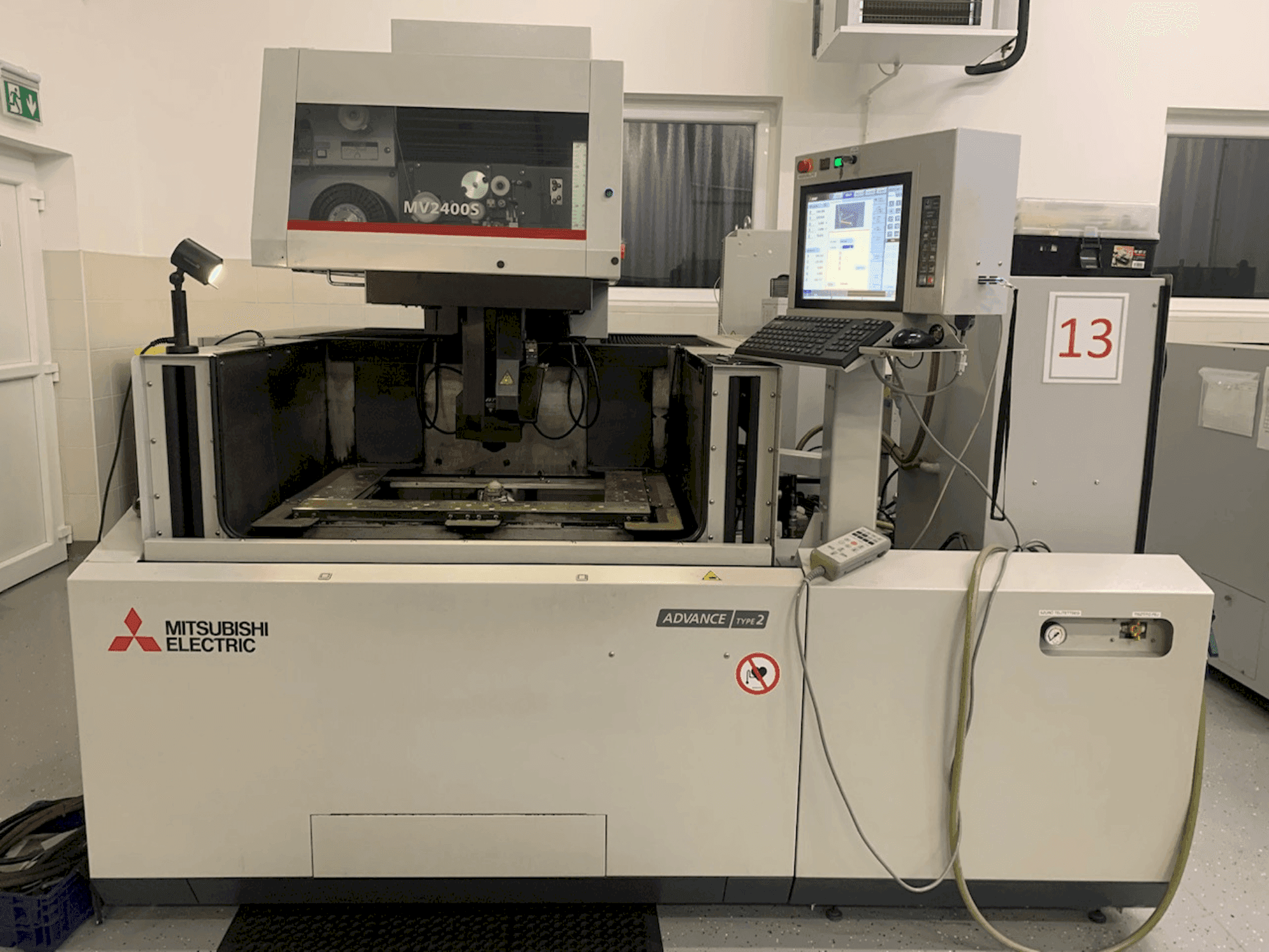 Vista Frontal da Mitsubishi MV2400S máquina