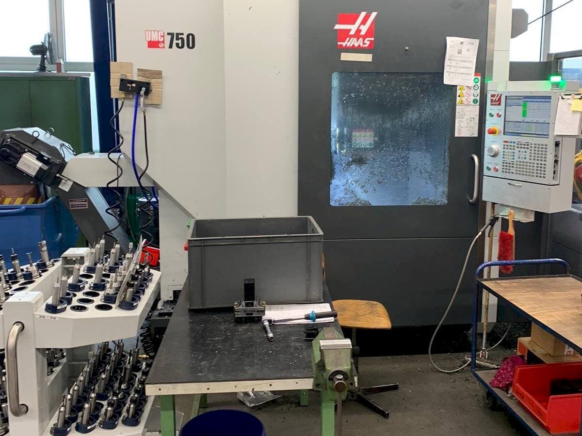 Vista Frontal da HAAS UMC - 750 máquina