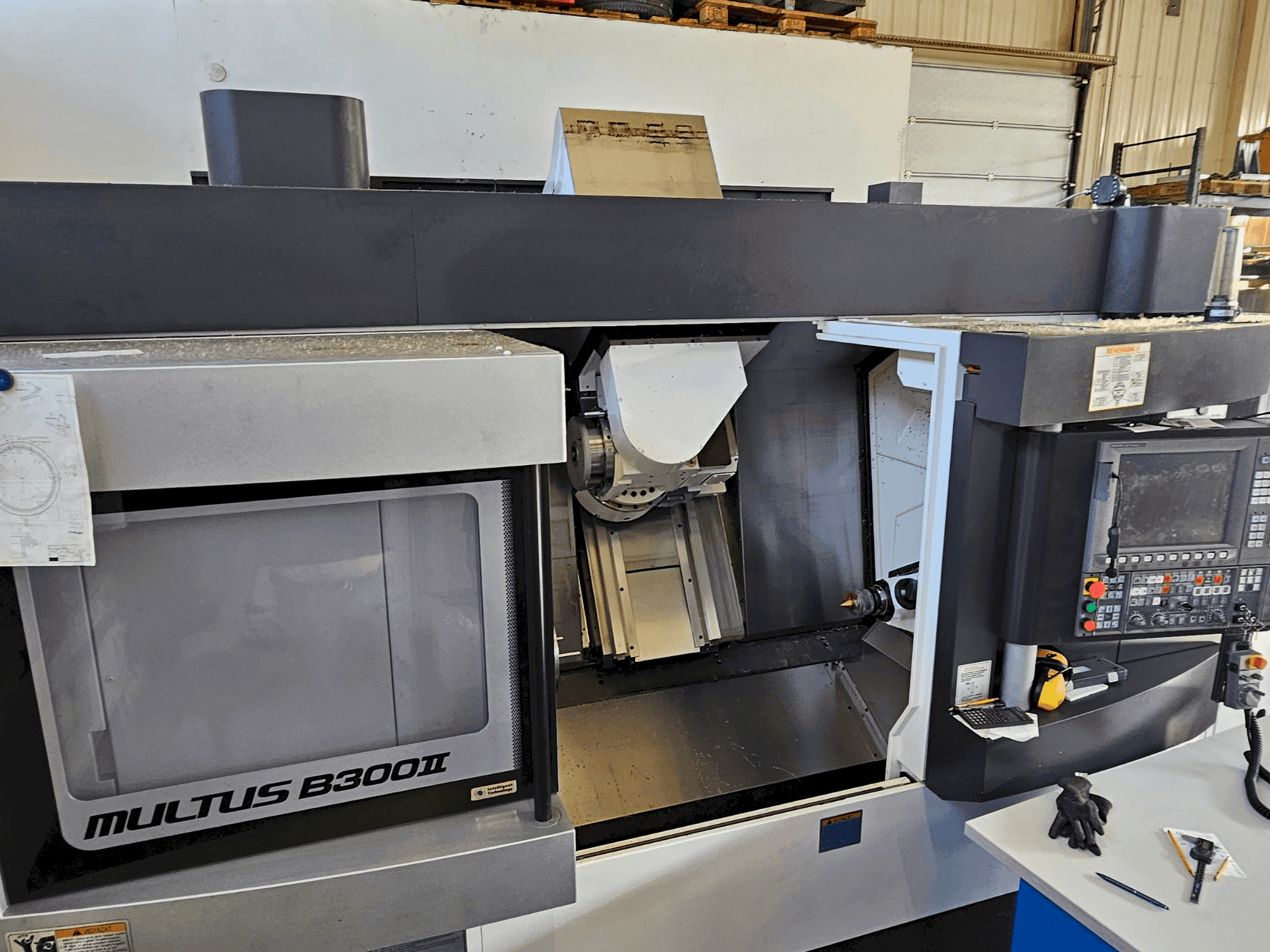 Vista Frontal da Okuma Multus B300 II máquina