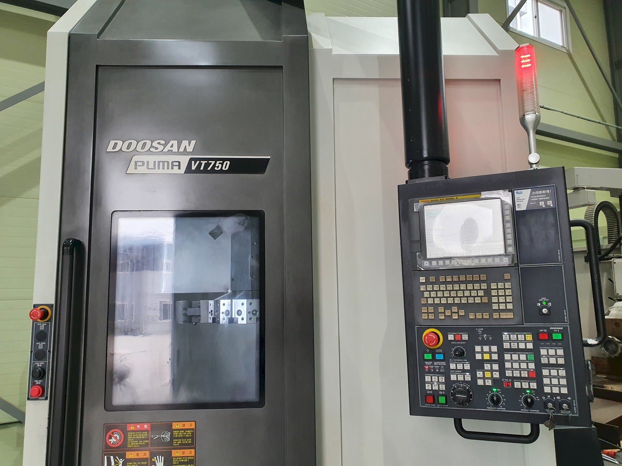 Vista Frontal da Doosan VT750 máquina