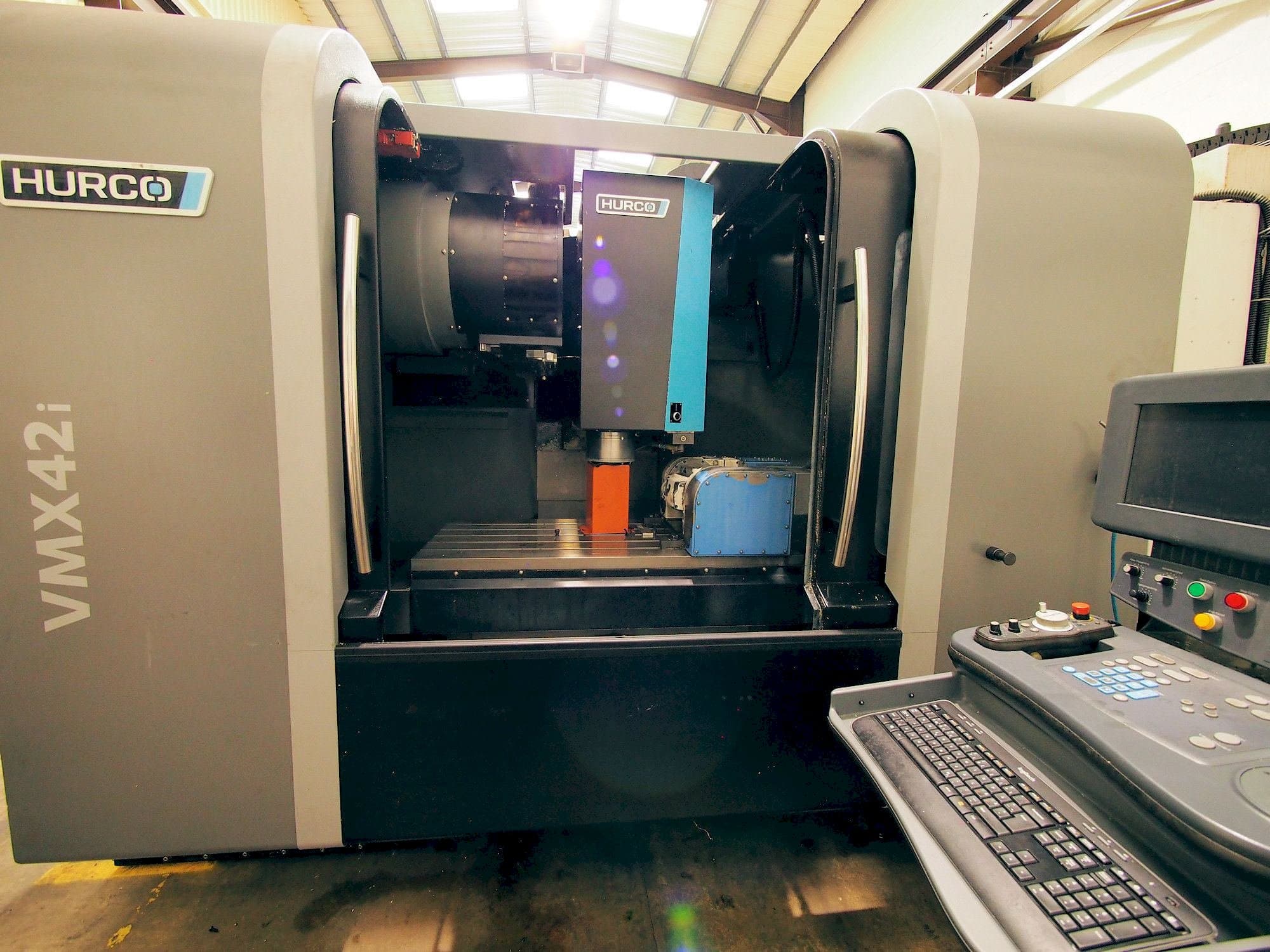 Vista Frontal da Hurco VMX 42i máquina