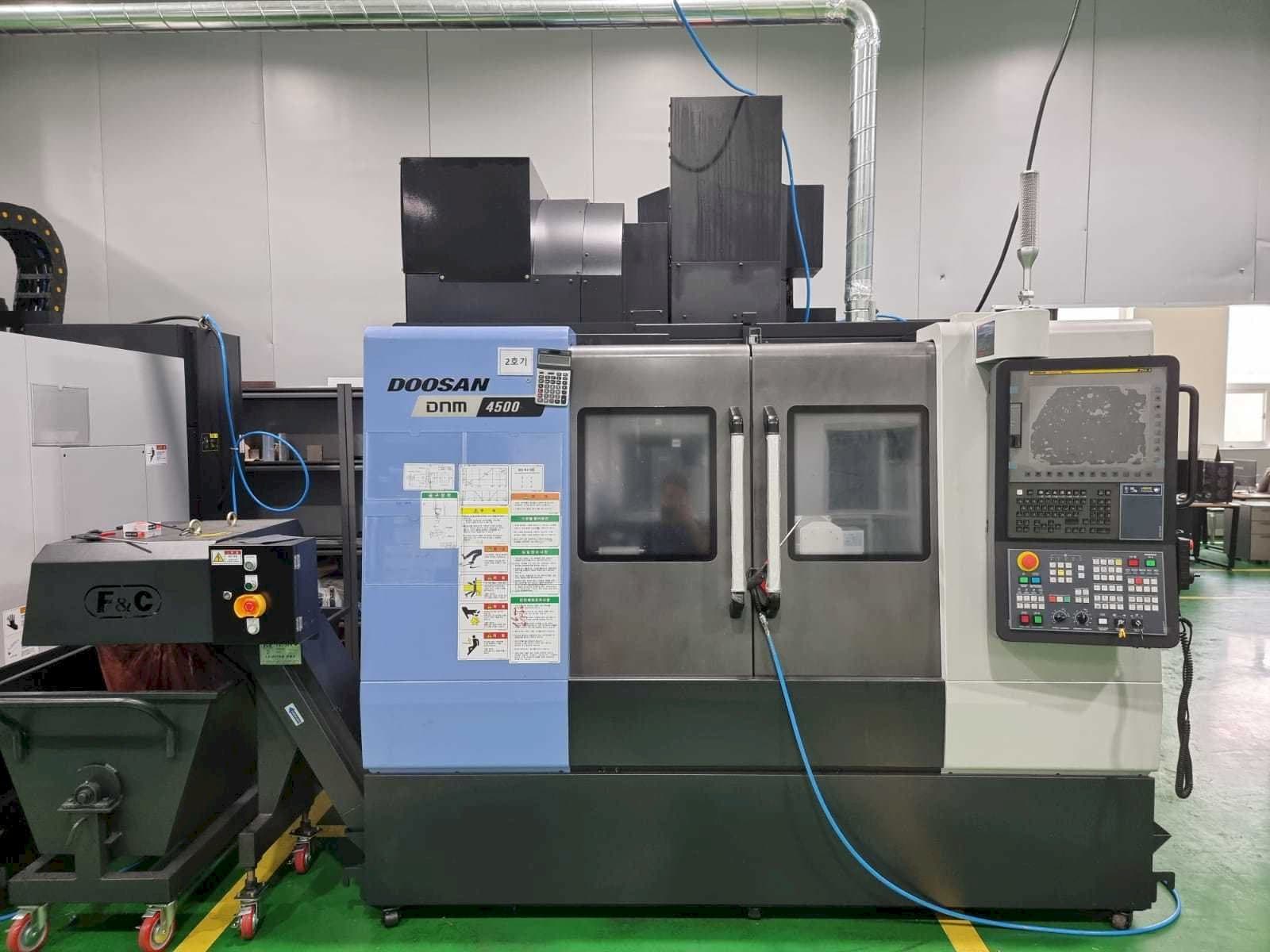 Vista Frontal da Doosan DNM 4500 máquina