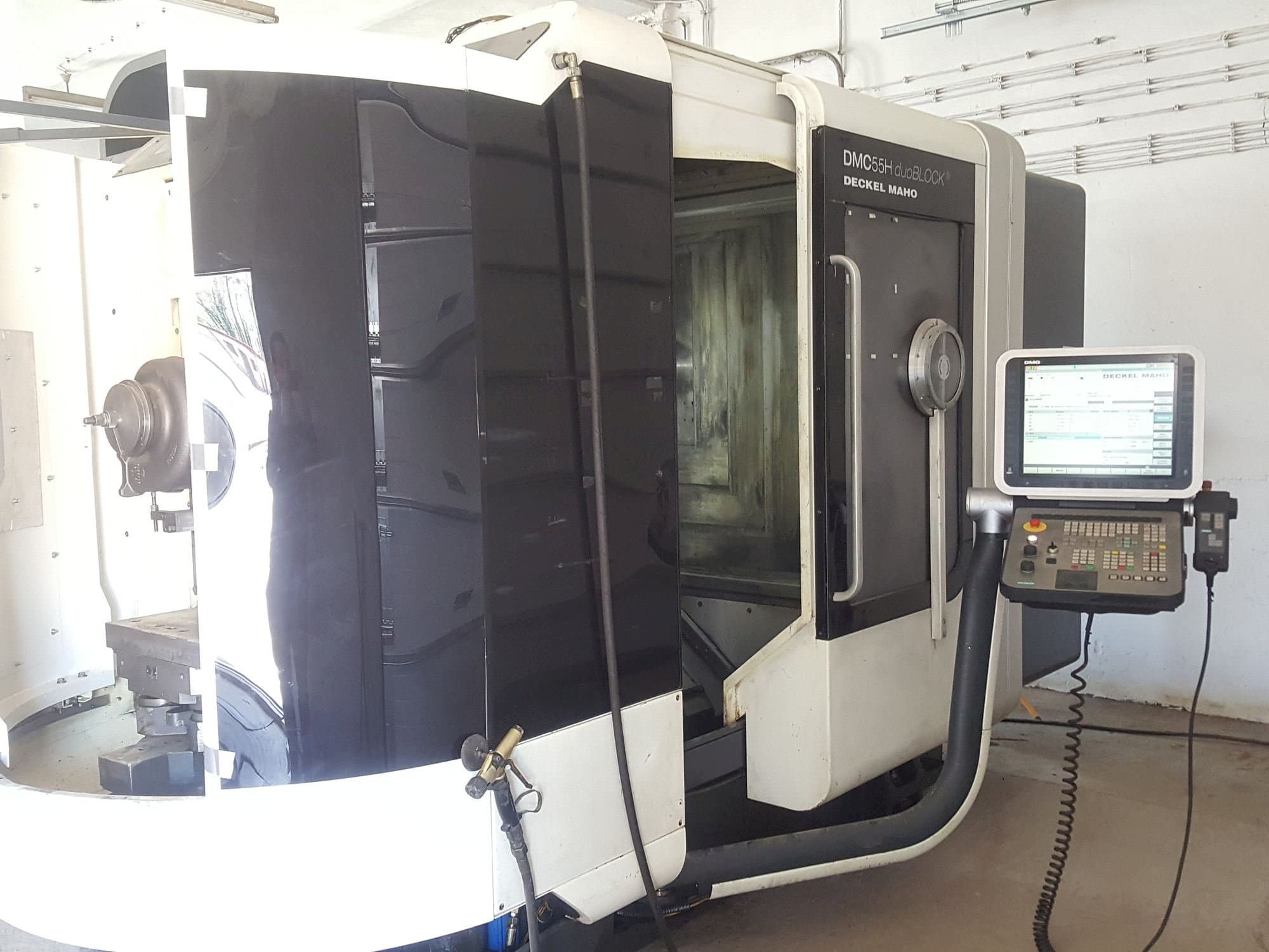 Vista Frontal da DECKEL MAHO DMC55H duoBLOCK máquina