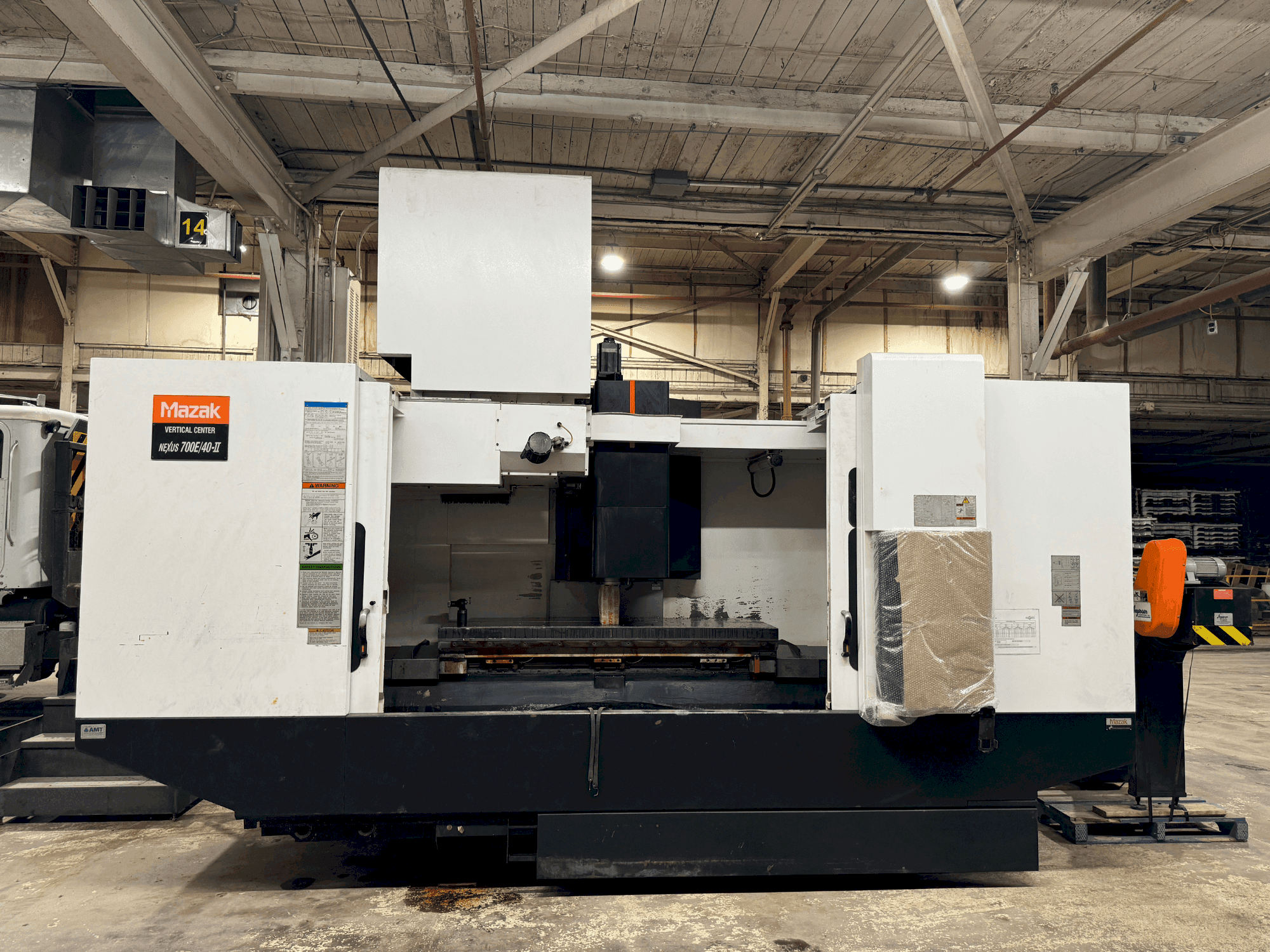 Vista Frontal  da Mazak VCN 700E/40-II  máquina