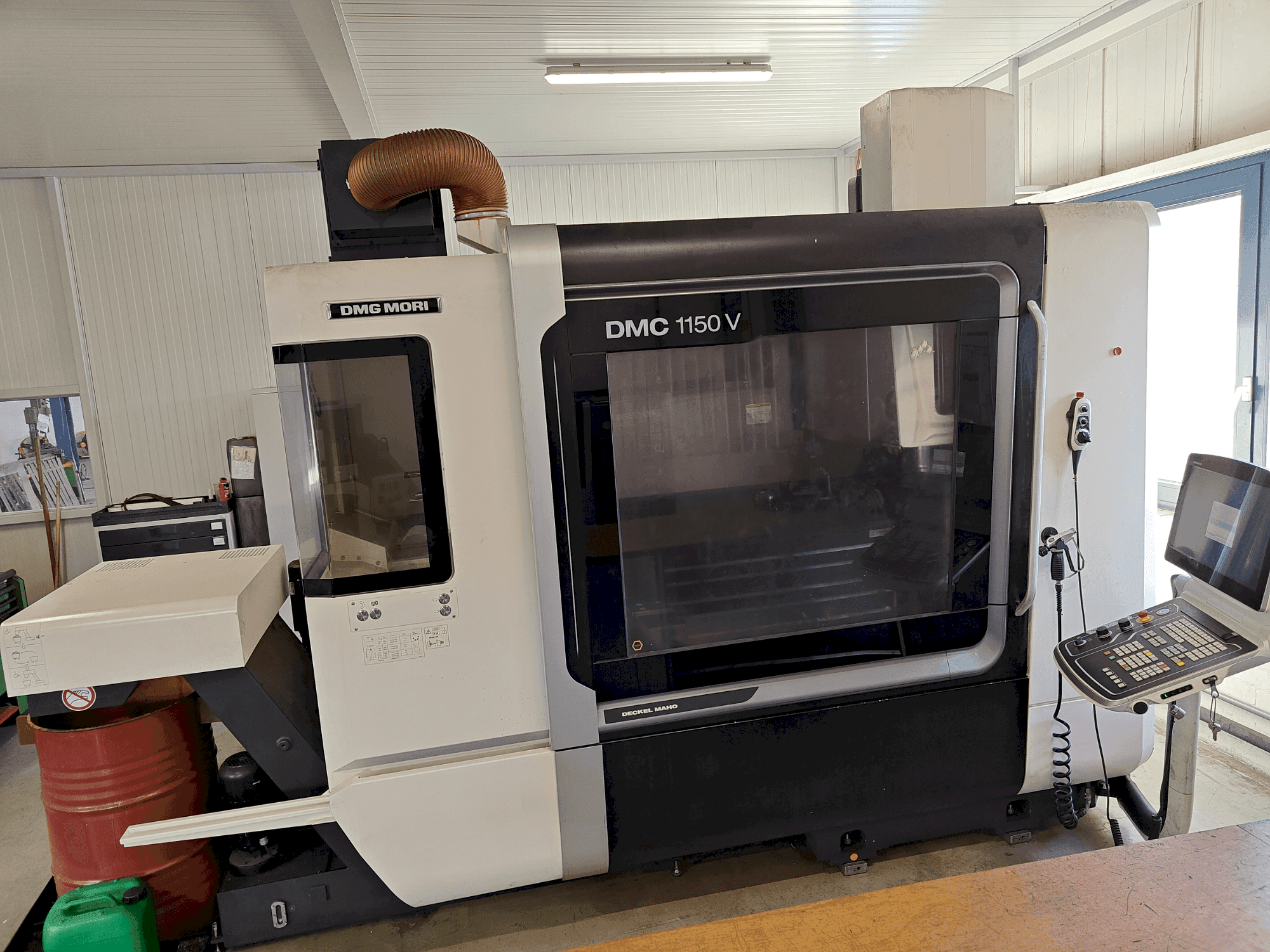 Vista Frontal  da DMG MORI DMC 1150 V  máquina