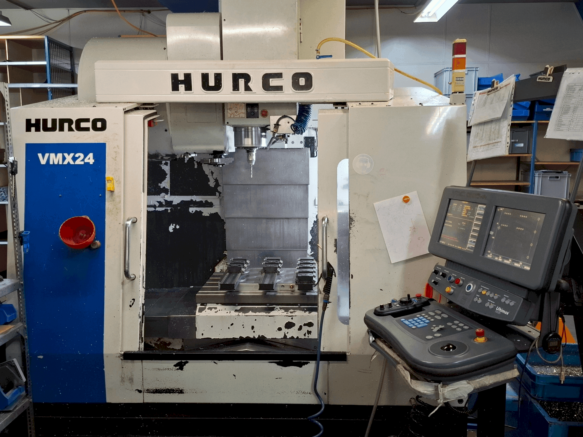 Vista Frontal da Hurco VMX24 máquina