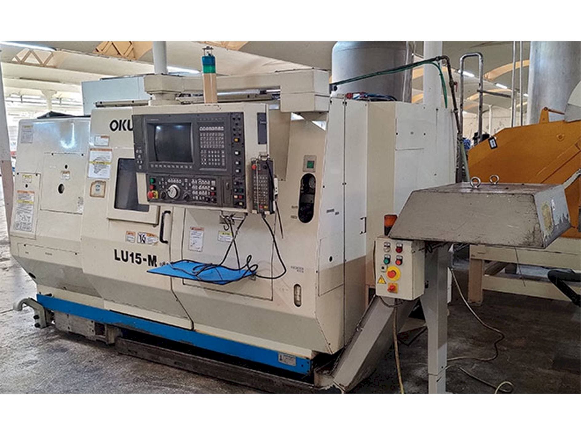Vista Frontal da Okuma LU-15M máquina