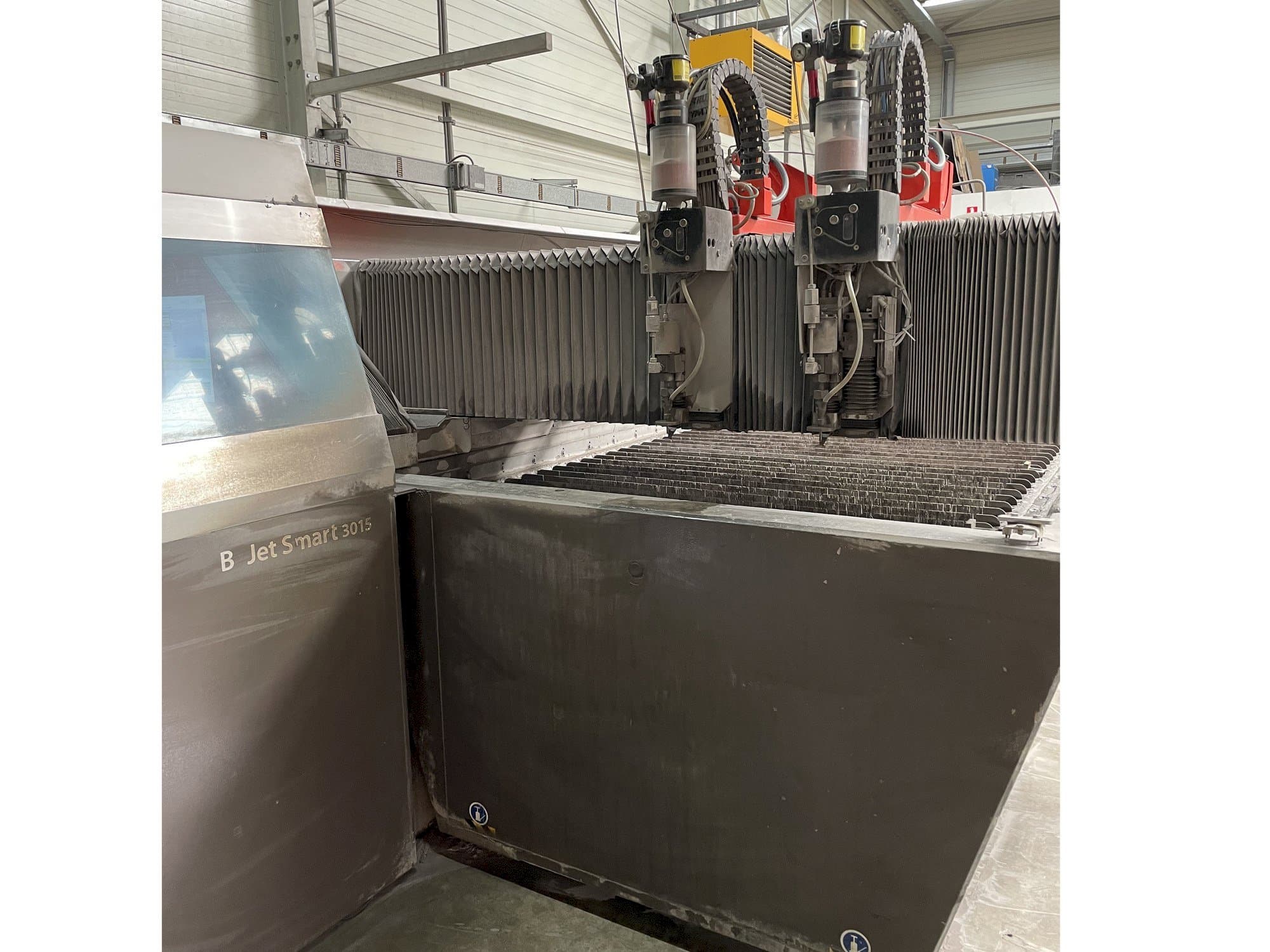 Vista Frontal  da Bystronic ByJet Smart 3015  máquina