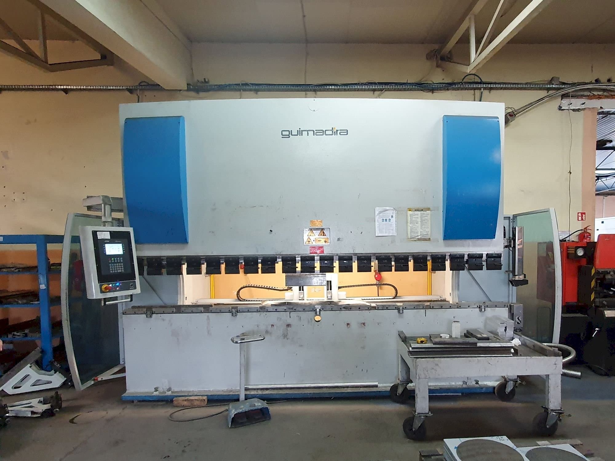 Vista Frontal da ADIRA PMO-16040PLS máquina