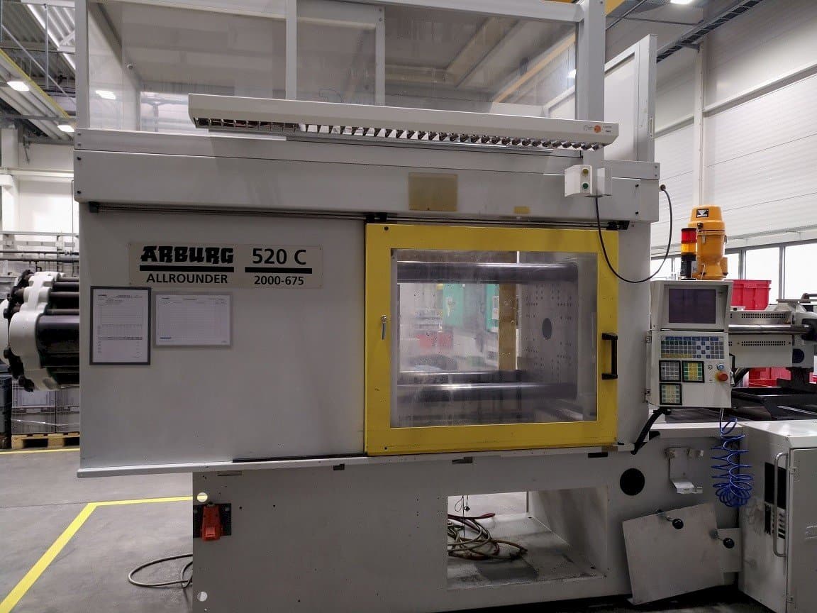 Vista Frontal da Arburg 520 C 2000–675 máquina