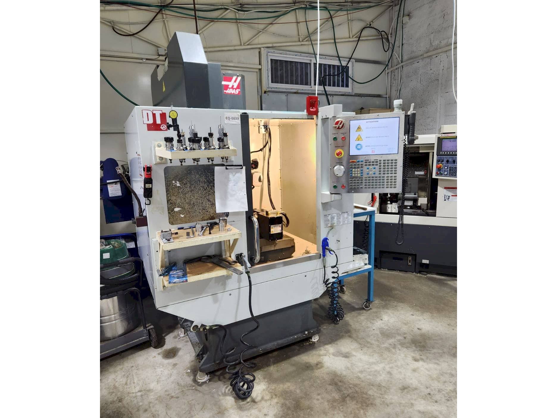 Vista Frontal da HAAS DT-1 máquina