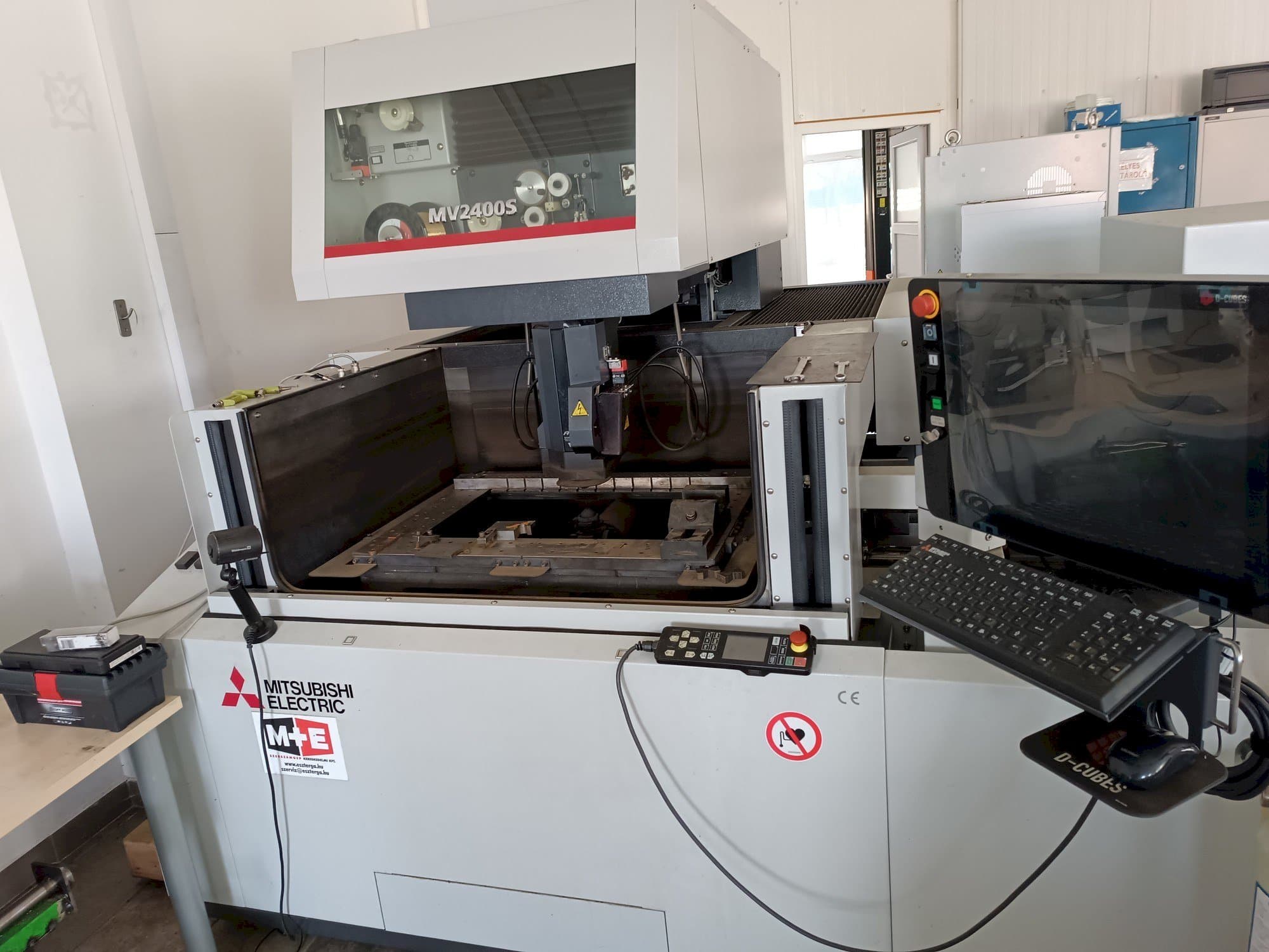 Vista Frontal da Mitsubishi MV2400S máquina