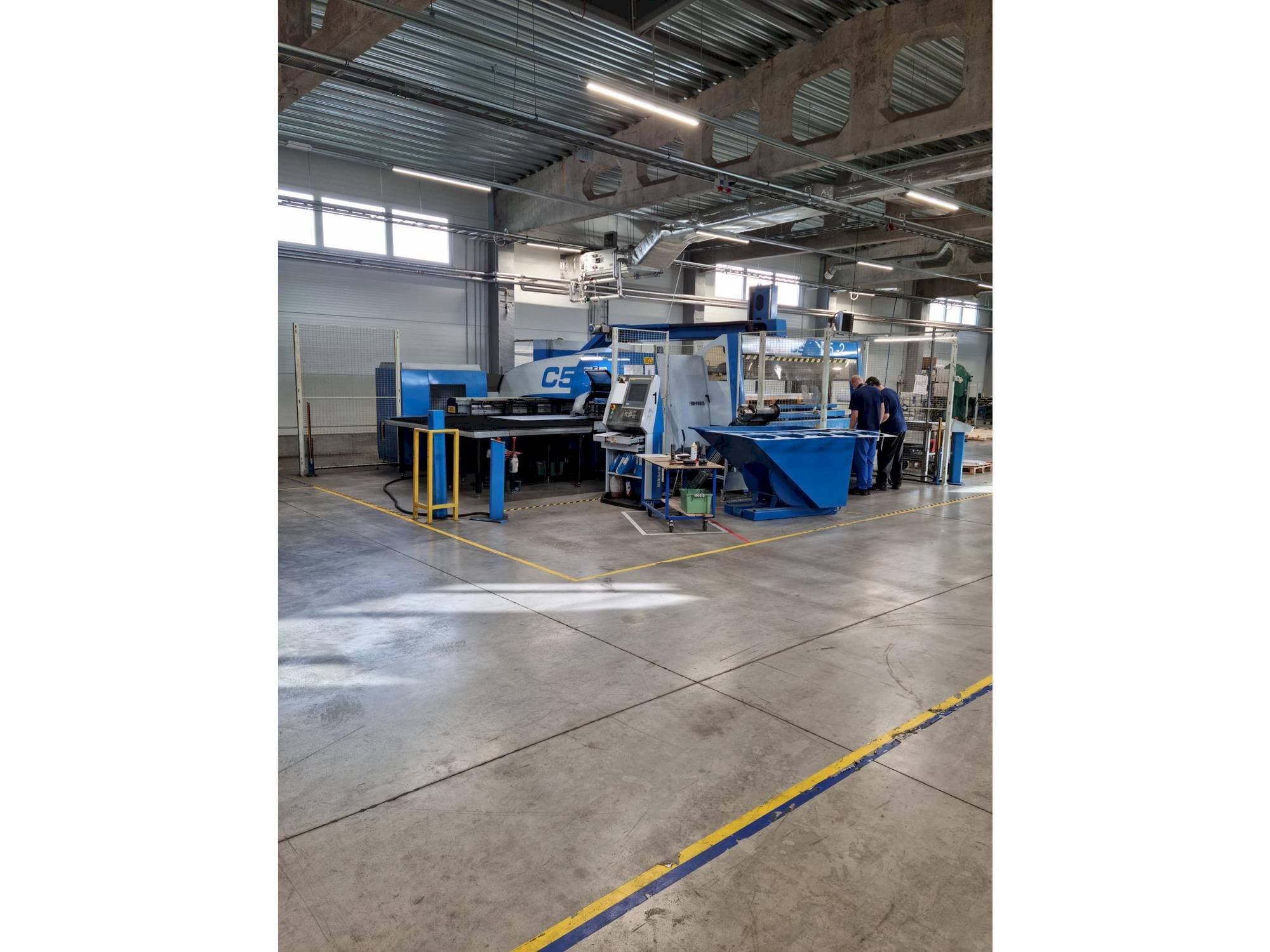 Vista Lateral Esquerda da Finn-Power C5 + Compact Express máquina