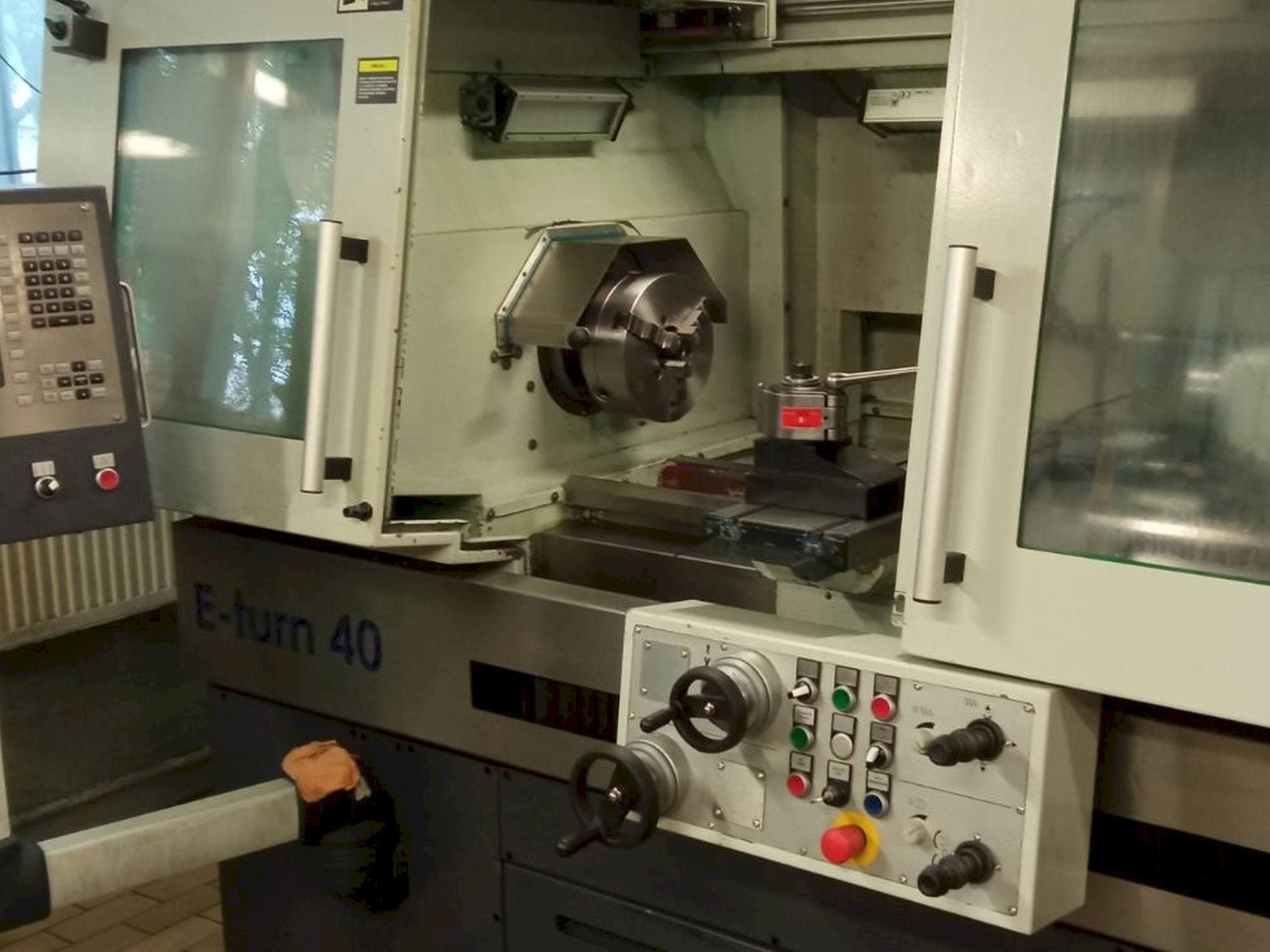 Vista Frontal da Avia E-turn 40 máquina