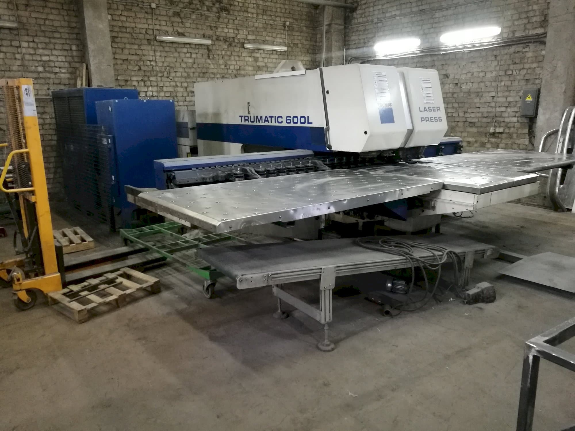 Vista Frontal da Trumpf Trumatic 600L máquina