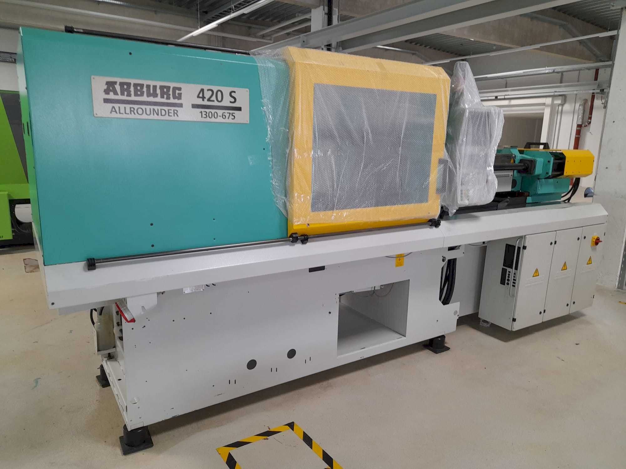 Vista Frontal da Arburg Allrounder 420S 1300-675 máquina