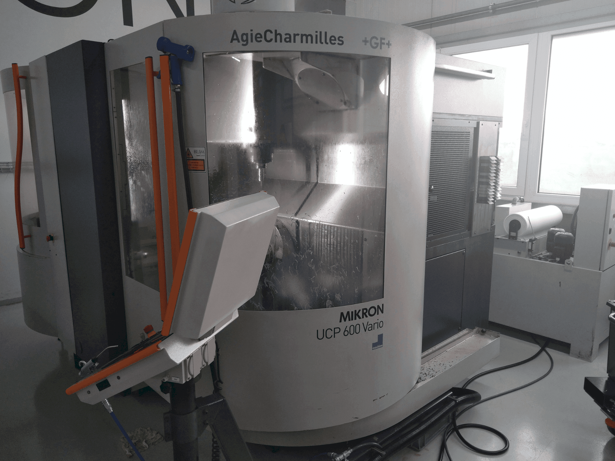 Vista Frontal da MIKRON UCP 600 Vario máquina