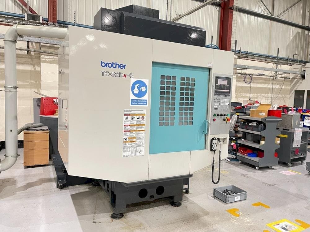 Vista Frontal da Brother TC-S2DN-0 máquina