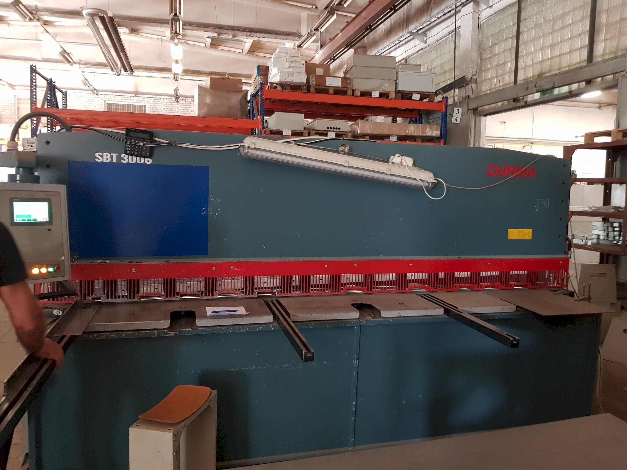 Vista Frontal  da Durma SBT 3006  máquina