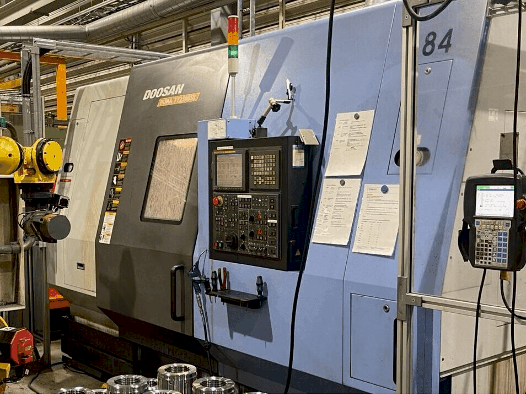 Vista Frontal  da DOOSAN PUMA TT 2500 SY  máquina